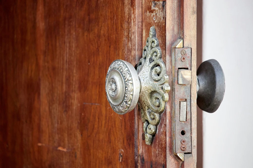 5 Surprising Ways Door Handle Shapes Subconsciously Affect How Safe You Feel 1 door handle