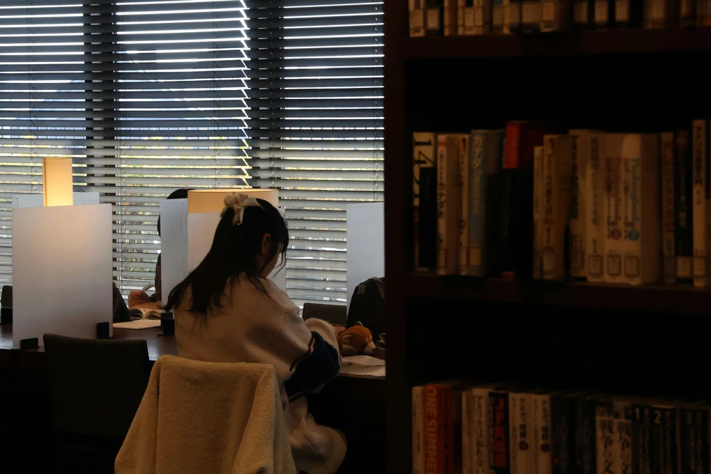 7 Mood-Boosting Lighting Plans for Dark Rooms That Instantly Transform Your Space 3 yanhao fang P6Cl2LwQu0A unsplash